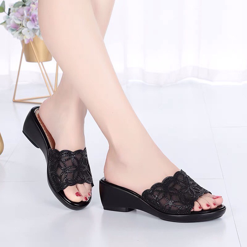 ❤️PREORDER❤️
Summer Ercan leather middle-aged women's shoes mother sandals slippers outside wearing slope-heeled flat-soled sandals large size sandals
Size 35-43