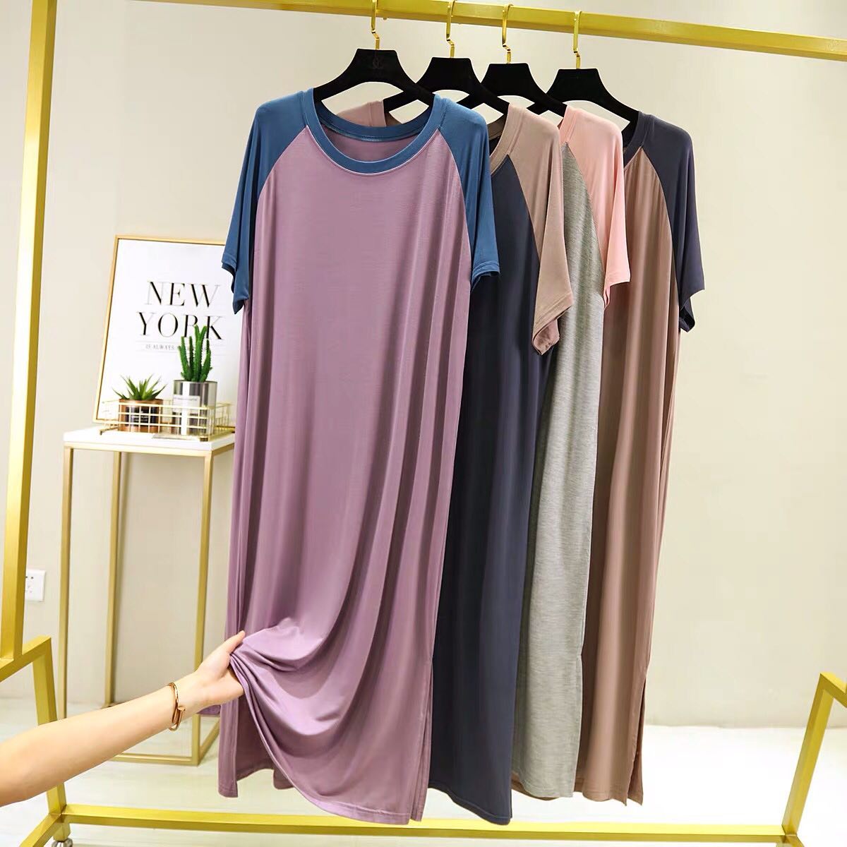 ❤️PREORDER❤️
Modale sleeper women's summer loose-fitting large round-neck casual short-sleeved dress thin bottom open fork long skirt
Size M (suggest 40-62kg)
Size L (suggest 62-82kg)