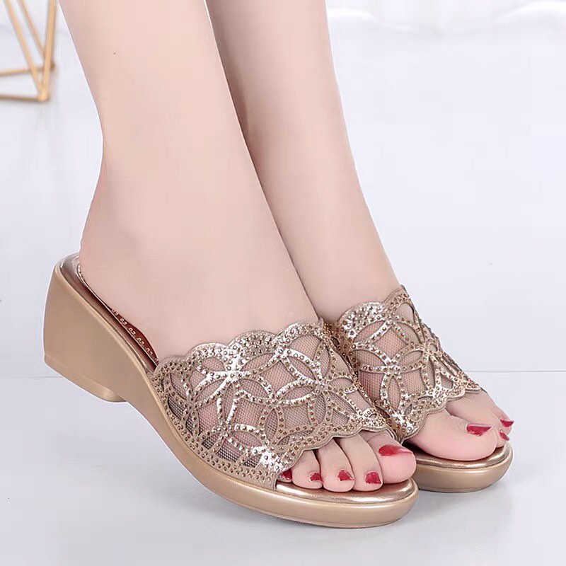 ❤️PREORDER❤️
Summer Ercan leather middle-aged women's shoes mother sandals slippers outside wearing slope-heeled flat-soled sandals large size sandals
Size 35-43